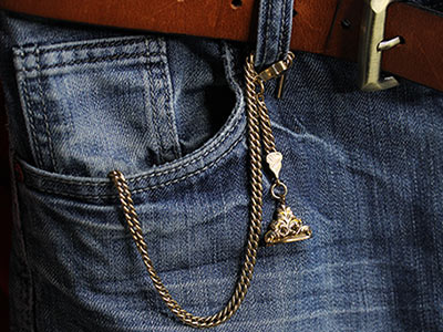 懐中時計のチェーンをジーンズに着ける