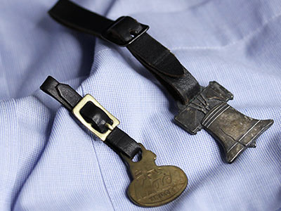 短い革と飾りの付いたタイプ