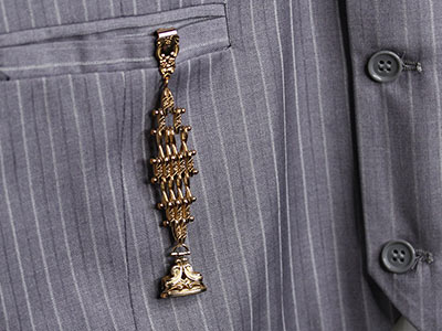 ベストに留めた徽章チェーン