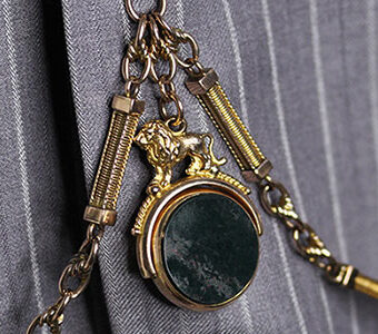 金のダブルアルバートチェーンの飾り