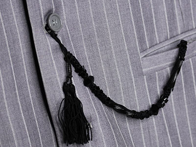 黒い紐状の懐中時計のチェーン