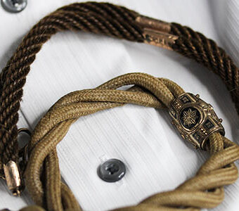 落ち着いた色合いの髪の毛で編まれた紐