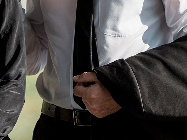 お葬式へ参列する男性