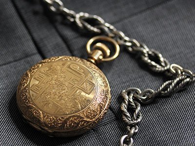 金の懐中時計に銀のチェーン