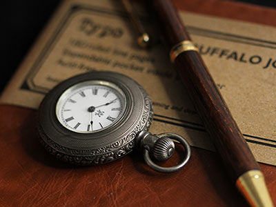 銀の懐中時計と木のボールペン
