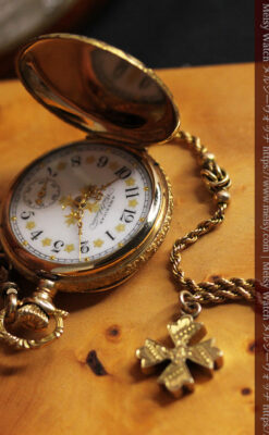 金の鎖と十字架の装飾 ウォルサムの金無垢アンティーク懐中時計 【1897年製】-P2324-20