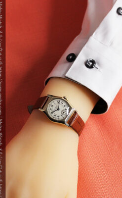 英国ベンソン 樽型の金無垢アンティーク腕時計 【1946年頃】-W1555-23