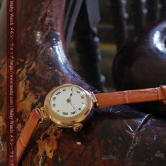 ロレックスの婦人物アンティーク腕時計と古い木の手すり