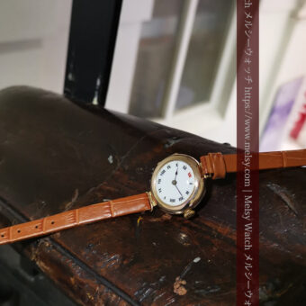 ロレックスの婦人物アンティーク腕時計と古い木の手すり