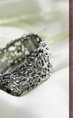 神聖な雰囲気のある銀無垢アンティークバングル・ブレスレット 【1890年頃】-A0312-11