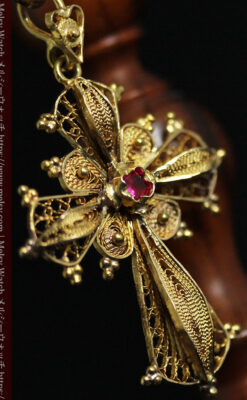 繊細な作りのルビー入り18金無垢クロス・十字架-A0321-10