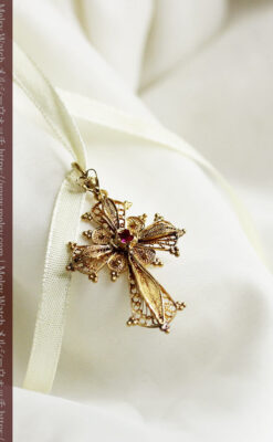 繊細な作りのルビー入り18金無垢クロス・十字架-A0321-4