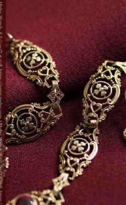 繊細な細工が美しい金無垢アンティークバングル・ブレスレット-A0328-9