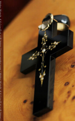 漆黒の上品な黒瑪瑙に真珠と金を合わせたアンティーククロス･十字架 【1880年頃】-A0329-10