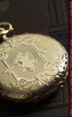 金と緑の華やかな装飾に薔薇の花 エルジンの金無垢アンティーク懐中時計 【1915年頃】-P2334-11