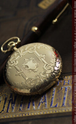 金と緑の華やかな装飾に薔薇の花 エルジンの金無垢アンティーク懐中時計 【1915年頃】-P2334-5