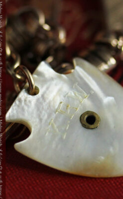 装飾の入ったアンティーク懐中時計チェーン 白い盾型に竪琴の飾り-C0512-7