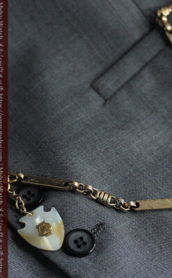 装飾の入ったアンティーク懐中時計チェーン 白い盾型に竪琴の飾り-C0512-9