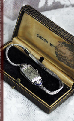 サファイアと大粒のダイヤが輝くグリュエンの金無垢アンティーク腕時計 【1925年頃】-W1620-23