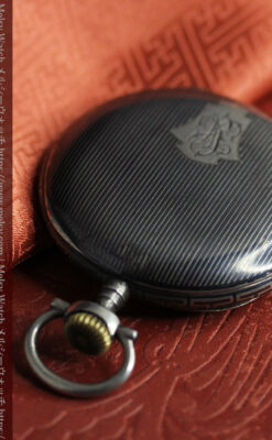 細かな黒と銀のニエロ装飾 オメガの銀無垢アンティーク懐中時計 【1911年頃】-P2378-11