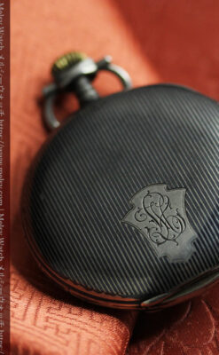 細かな黒と銀のニエロ装飾 オメガの銀無垢アンティーク懐中時計 【1911年頃】-P2378-2