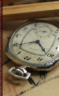 ギョーシェ彫り&四角形 ウォルサムのアンティーク懐中時計 【1920年頃】-P2382-7