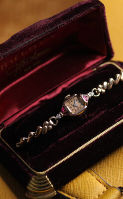 ルビー&ダイヤ 華のあるブローバの女性用アンティーク金無垢腕時計 【1941年製】箱付き-W1643-13