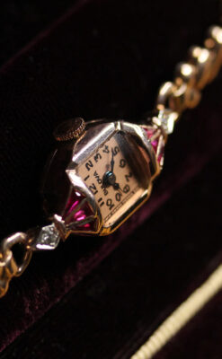 ルビー&ダイヤ 華のあるブローバの女性用アンティーク金無垢腕時計 【1941年製】箱付き-W1643-16