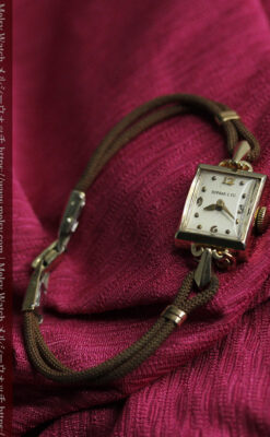 小さな十字架を添えたティファニーの金無垢アンティーク腕時計 【1950年頃】-W1657-10