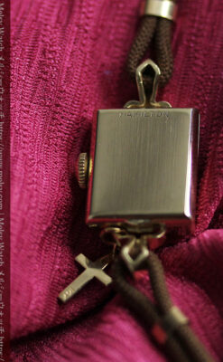 小さな十字架を添えたティファニーの金無垢アンティーク腕時計 【1950年頃】-W1657-14