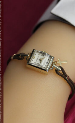 小さな十字架を添えたティファニーの金無垢アンティーク腕時計 【1950年頃】-W1657-16