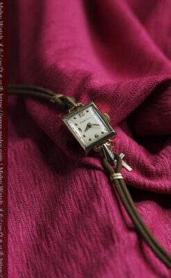 小さな十字架を添えたティファニーの金無垢アンティーク腕時計 【1950年頃】-W1657-3