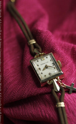 小さな十字架を添えたティファニーの金無垢アンティーク腕時計 【1950年頃】-W1657-7