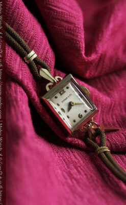 小さな十字架を添えたティファニーの金無垢アンティーク腕時計 【1950年頃】-W1657-8