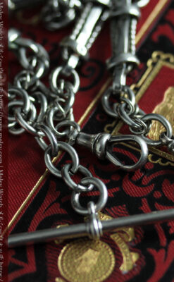 銀の盾形飾りと両側に広がる重厚な存在感ある二股の懐中時計チェーン-C0527-10