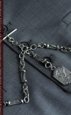 銀の盾形飾りと両側に広がる重厚な存在感ある二股の懐中時計チェーン-C0527-12