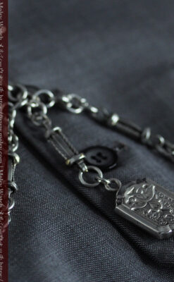 銀の盾形飾りと両側に広がる重厚な存在感ある二股の懐中時計チェーン-C0527-13