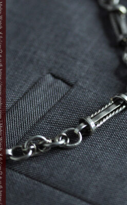 銀の盾形飾りと両側に広がる重厚な存在感ある二股の懐中時計チェーン-C0527-14