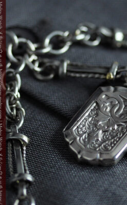 銀の盾形飾りと両側に広がる重厚な存在感ある二股の懐中時計チェーン-C0527-15