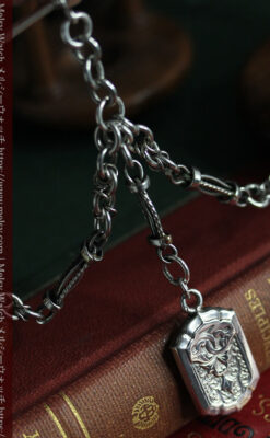 銀の盾形飾りと両側に広がる重厚な存在感ある二股の懐中時計チェーン-C0527-3