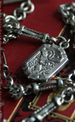 銀の盾形飾りと両側に広がる重厚な存在感ある二股の懐中時計チェーン-C0527-4