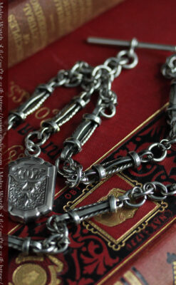 銀の盾形飾りと両側に広がる重厚な存在感ある二股の懐中時計チェーン-C0527-5