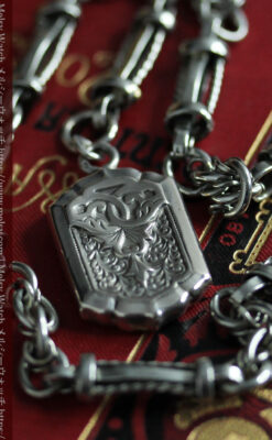 銀の盾形飾りと両側に広がる重厚な存在感ある二股の懐中時計チェーン-C0527-6