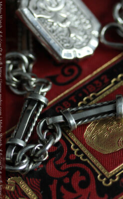 銀の盾形飾りと両側に広がる重厚な存在感ある二股の懐中時計チェーン-C0527-7