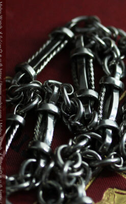 銀の盾形飾りと両側に広がる重厚な存在感ある二股の懐中時計チェーン-C0527-8