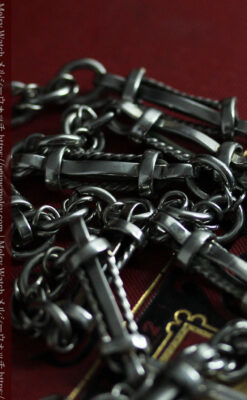 銀の盾形飾りと両側に広がる重厚な存在感ある二股の懐中時計チェーン-C0527-9