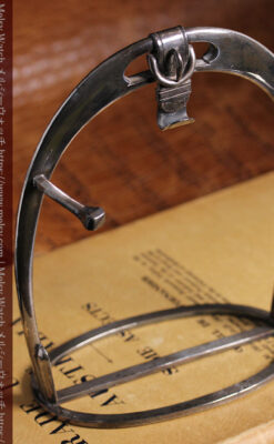 蹄鉄型の銀スタンド、馬と蹄鉄ロンジンの懐中時計のセット 【1900年頃】-P2399-19