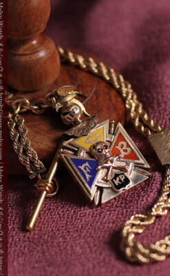 騎士に剣と鷹、髑髏に聖書の飾りが映える アンティーク懐中時計チェーン-C0534-1