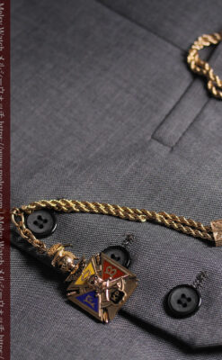 騎士に剣と鷹、髑髏に聖書の飾りが映える アンティーク懐中時計チェーン-C0534-10