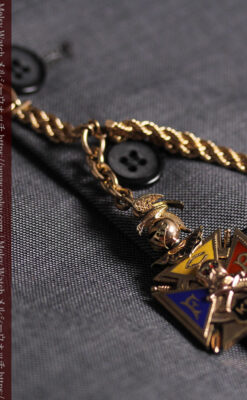 騎士に剣と鷹、髑髏に聖書の飾りが映える アンティーク懐中時計チェーン-C0534-11